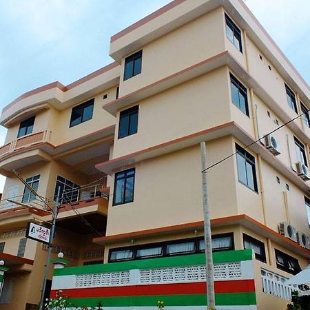 Penguin Hotel Kawthaung Exterior photo