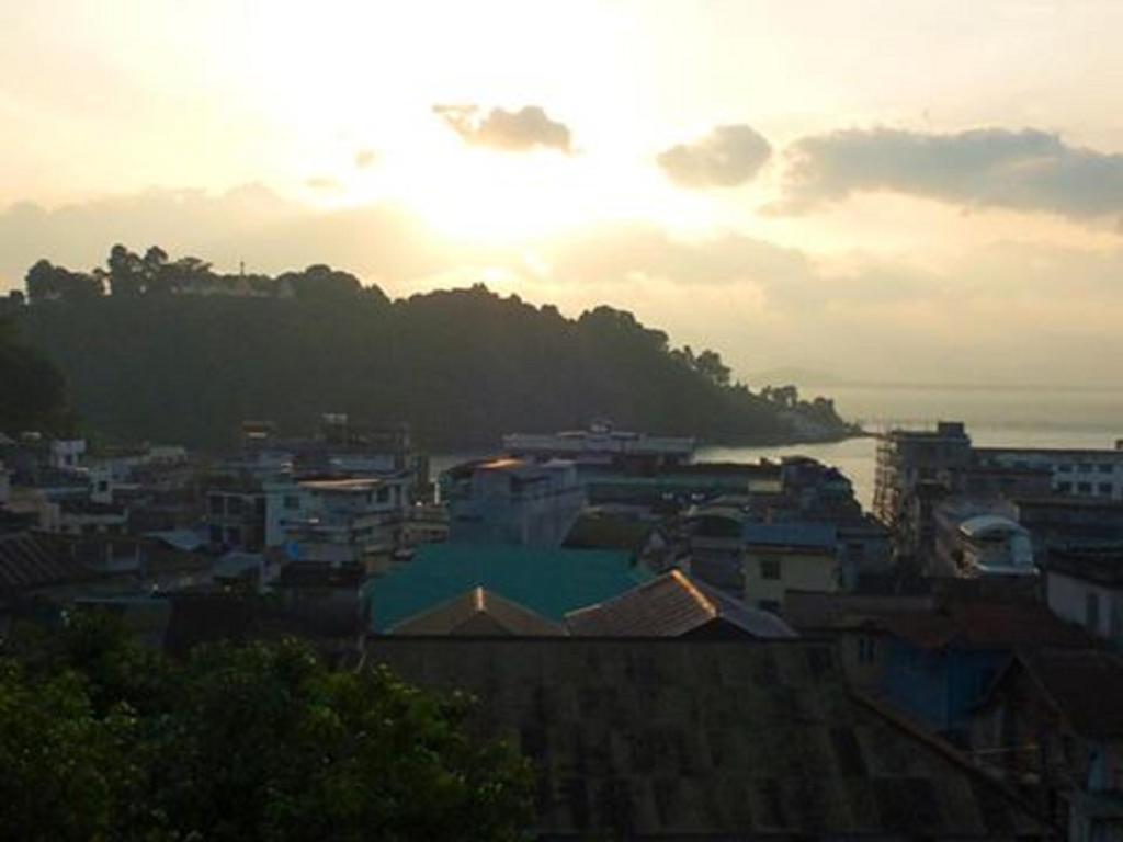 Penguin Hotel Kawthaung Exterior photo