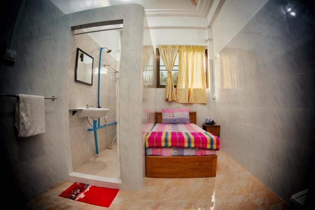 Penguin Hotel Kawthaung Exterior photo