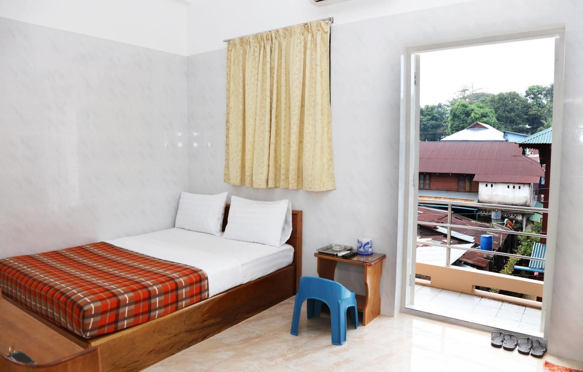 Penguin Hotel Kawthaung Exterior photo